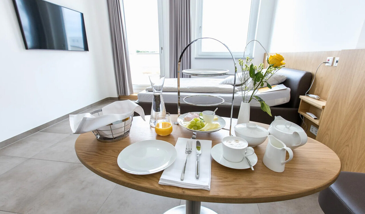 Aufnahme eines aufgedeckten Frühstücks im Patientenzimmer